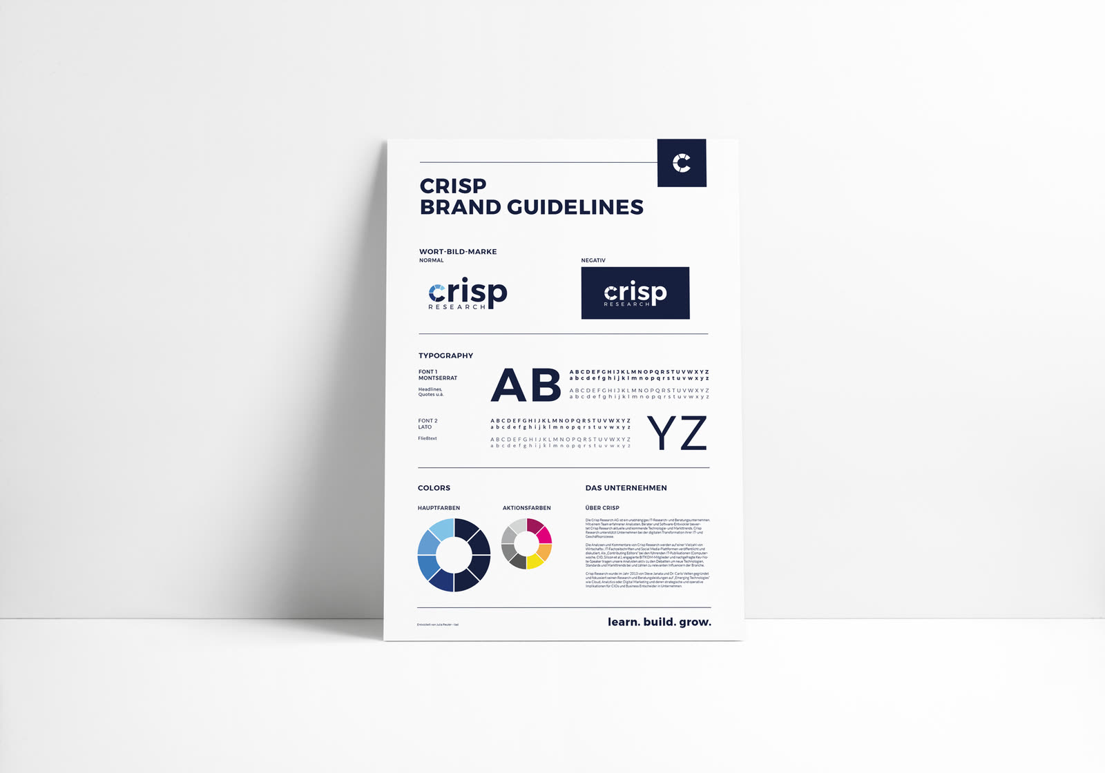 Plakat „Crisp Brand Guidelines“, an eine weiße Wand gelehnt: die Wort-Bild-Marke positiv und negativ, zwei Schriftbeispiele und zwei Farbkreise für Haupt- und Aktionsfarben.