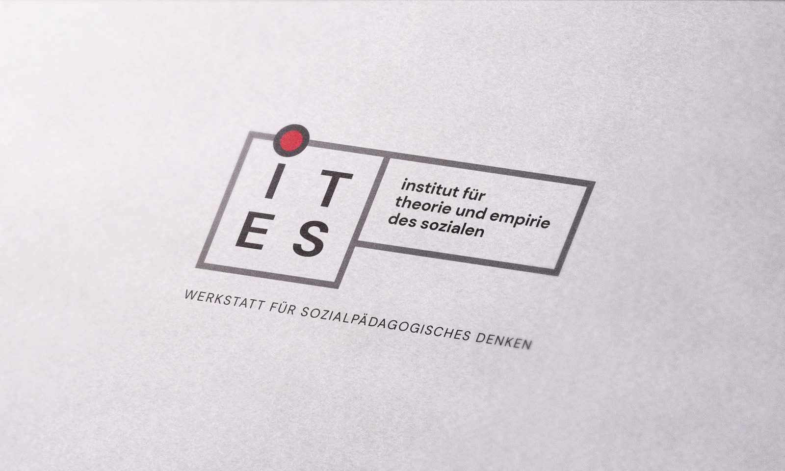 Der ITES-Logoabdruck auf strukturiertem Papier: ein Quadrat mit den Buchstaben I T E S, dessen i-Punkt ein roter Kreis ist.