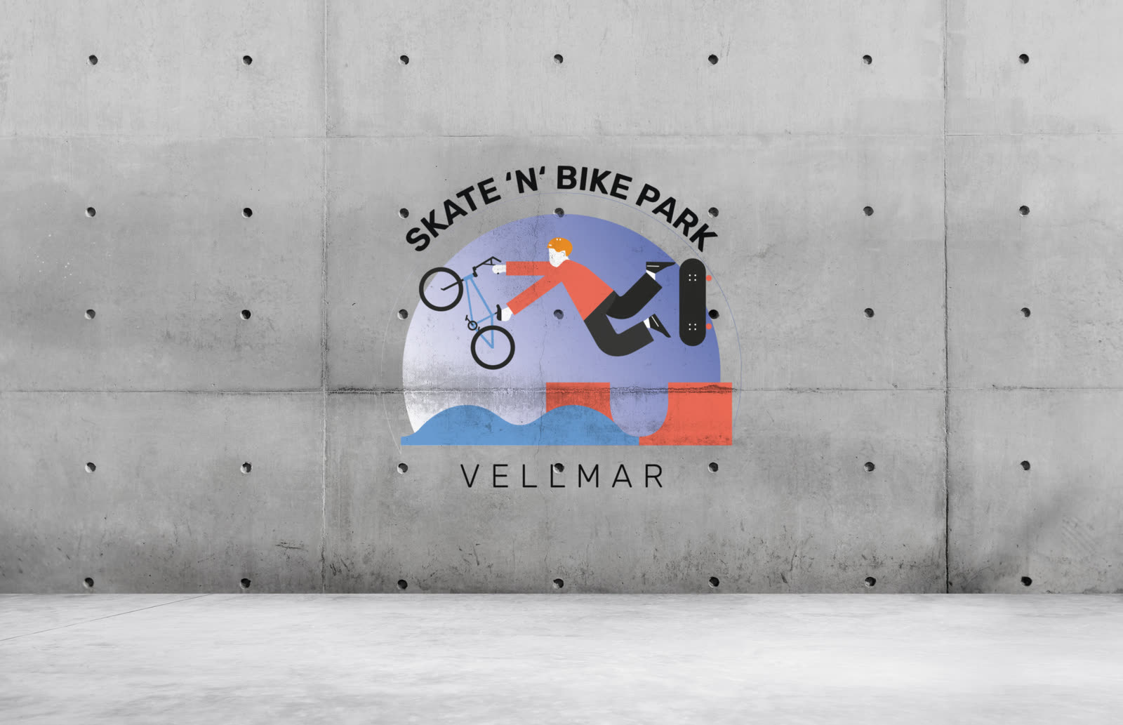 Das Logo als Wandbild auf Beton: ein rundes Emblem mit einer Figur, die im Sprung BMX-Rad und Skateboard hält, darunter Rampenformen und der Ortsname Vellmar.