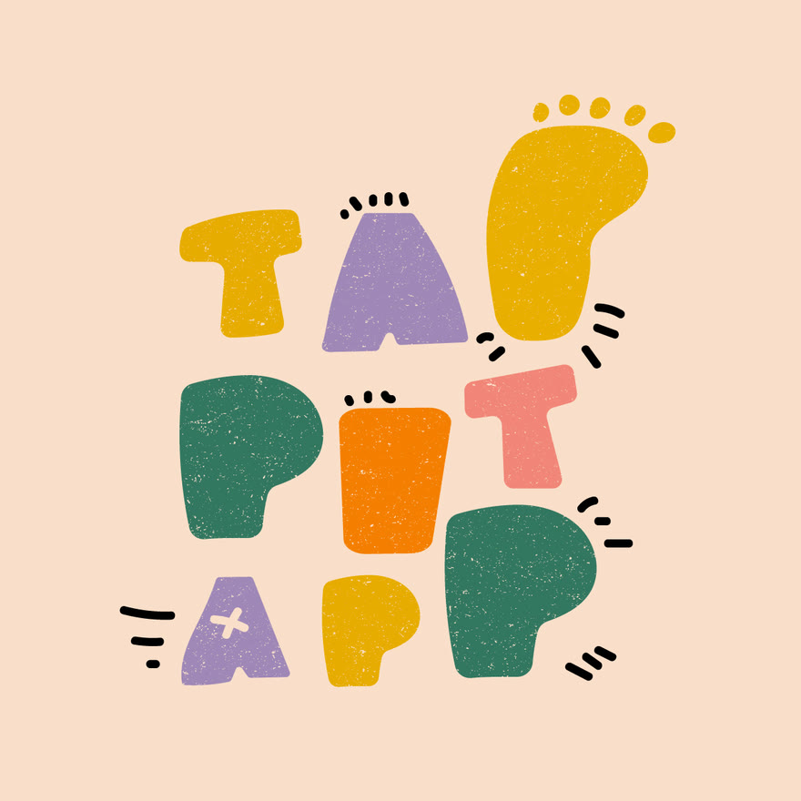 Das Logo von TappiTapp auf warmem Papierton: die Buchstaben sind handgeschnittene, leicht schiefe Formen in Senfgelb, Lila, Waldgrün, Orange und Koralle, alle mit körniger Oberfläche. Das letzte P der oberen Zeile ist ein gelber Fußabdruck mit fünf Zehen; um einzelne Buchstaben stehen kurze schwarze Striche wie Bewegungslinien.
